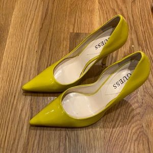 Guess lime green pointed toe pumps